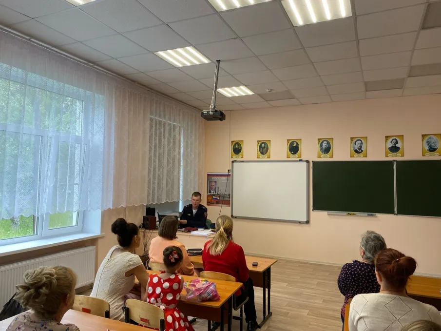 Сотрудники пильнинской госавтоинспекции выступают на общешкольных родительских собраниях
