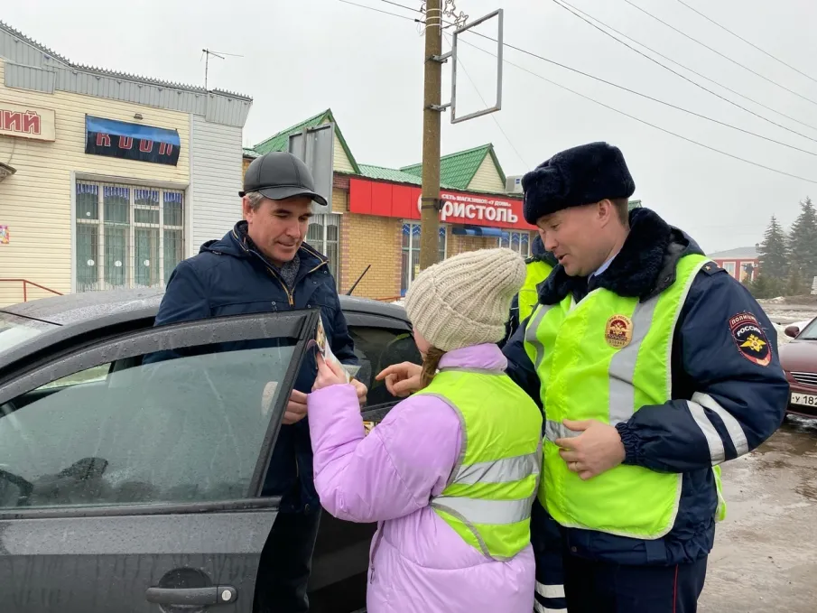 Сотрудники госавтоинспекции Пильнинского района провели акцию «Автокресло – детям»