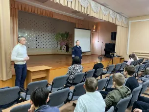 Сотрудники ГИБДД беседуют со школьниками о дорожной безопасности