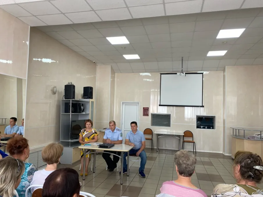 В Пильне сотрудники полиции провели беседу по профилактике мошенничества с социальными работниками