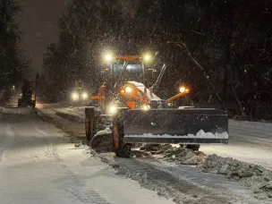 "Работаем день и ночь": В Пильниском округе ликвидируют последствия мощного снегопада