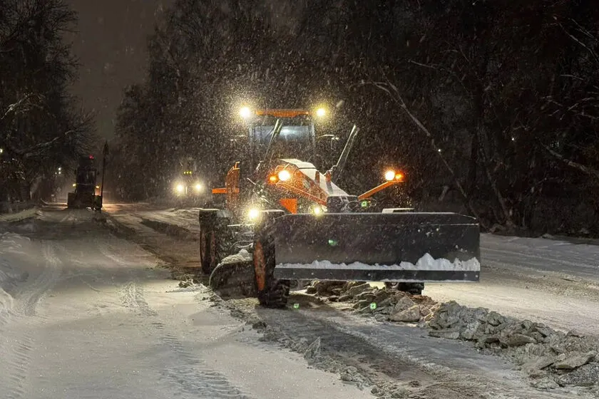 "Работаем день и ночь": В Пильннском округе ликвидируют последствия мощного снегопада