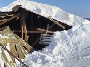 Опасность снежных масс на крышах