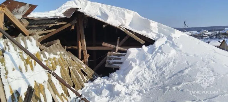 Опасность снежных масс на крышах
