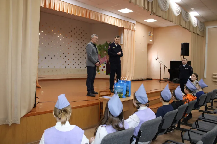 Пильнинские госавтоинспекторы поздравили с праздником отряд ЮИД